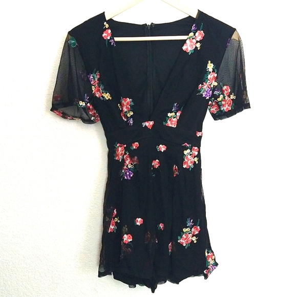 NWOT Lulu's Black Sheer Mesh Overlay Floral Embroidered Skort Skirt  Size Small - Picture 1 of 12